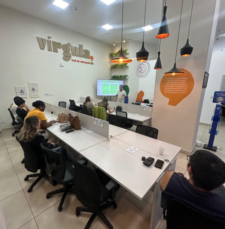 Jovens participam de palestra sobre finanças pessoais e planejamento