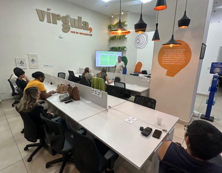 Jovens participam de palestra sobre finanças pessoais e planejamento