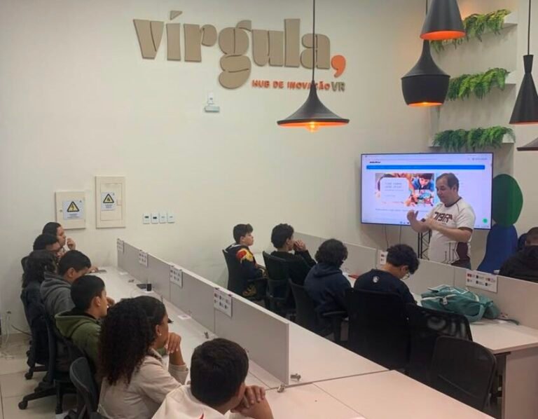 Vírgula Hub inicia Oficina de Robótica Educacional